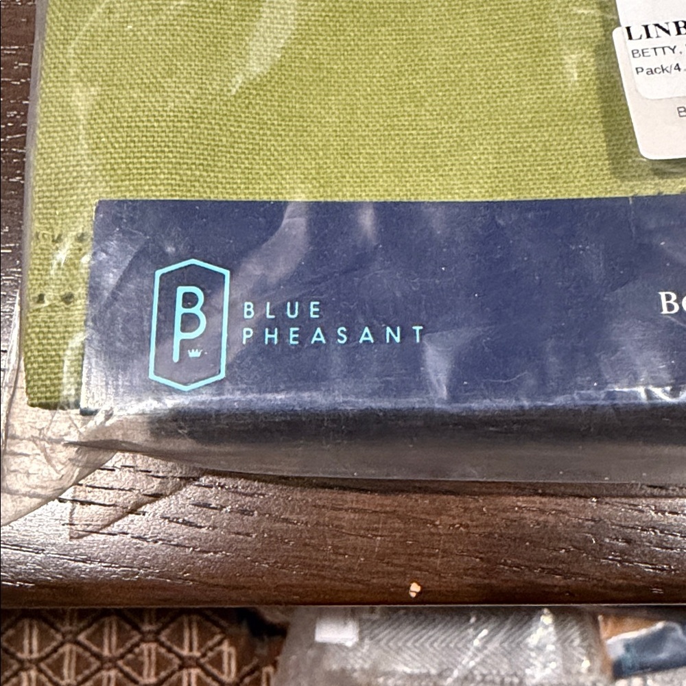 8 NIB Gorgeous Cloth Cocktail Napkins With An Eyelet Design - Picture 3 of 8